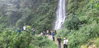 नयाँ पर्यटकीयस्थल ‘दिदीबहिनी’ झरनामा आन्तरिक पर्यटकको लर्को