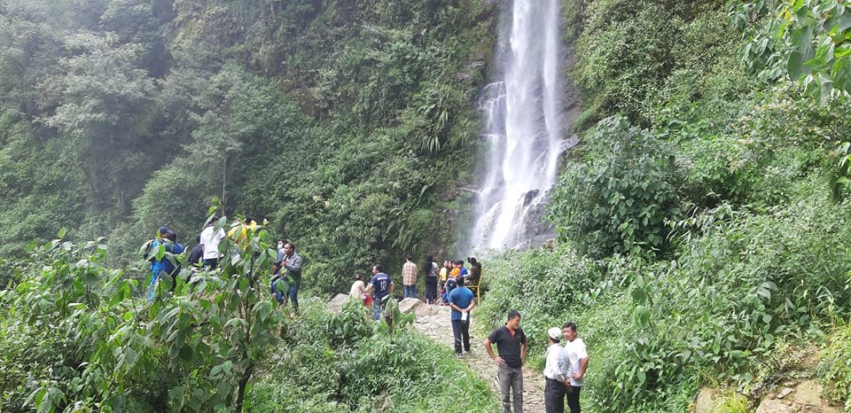 नयाँ पर्यटकीयस्थल ‘दिदीबहिनी’ झरनामा आन्तरिक पर्यटकको लर्को
