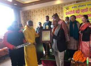 पूर्वप्रमुख निर्वाचन आयुक्त पोखरेललाई कर्मयोगी बद्रीप्रसाद पहाडी पुरस्कार