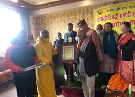 पूर्वप्रमुख निर्वाचन आयुक्त पोखरेललाई कर्मयोगी बद्रीप्रसाद पहाडी पुरस्कार