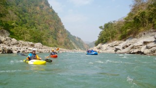 मस्र्याङ्दी नदीमा खस्यो ट्रक