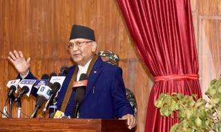 दिउँसो चर्का कुरा गरेर बेलुका दरवारिया सँग बस्नेहरुनै ठूला कुरा गर्दै छन् - प्रधानमन्त्री ओली
