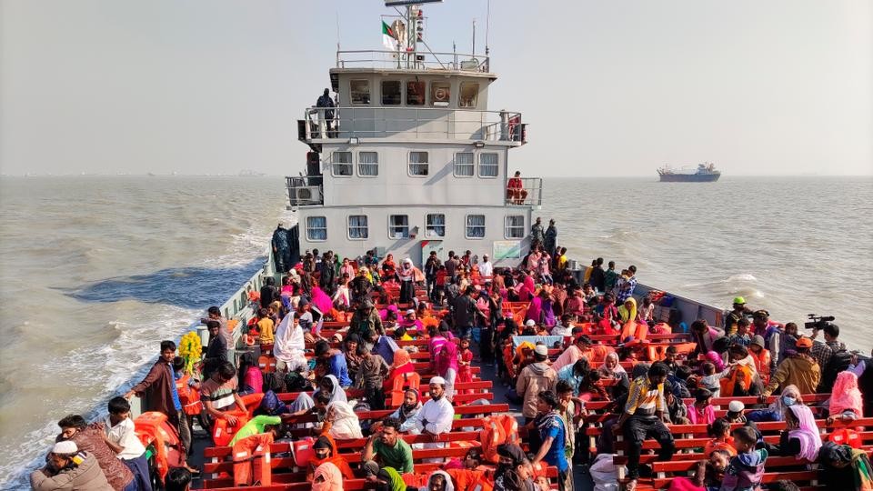 हजारौं रोहिंग्या शरणार्थी विवादास्पद टापूमा स्थानान्तरण गरिए