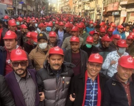 राता टोपी लगाएका युवा दस्ता मार्चपास गर्दै सडकमा 