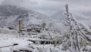 हिमपात हुदाँ जनजीवन कष्टकर, किसान खुशी
