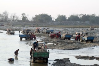 ओरिया खोलामा अवैध उत्खनन
