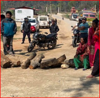 निर्माणमा ढिलासुस्ती : सडक अवरुद्ध