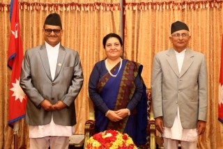 राजदूतद्वयद्वारा शपथ