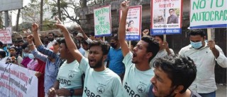 बङ्लादेशमा प्रहरी र प्रदर्शनकारीबीच झडप, दर्जनौ घाइते
