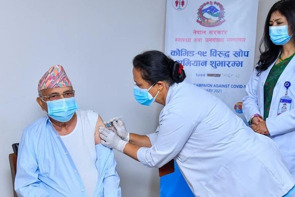 प्रम ओलीले लगाए कोरोनाविरुद्धको खोपः दोस्रो चरणको अभियान शुरु