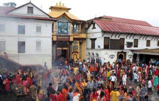 महाशिवरात्रिमा बिहानैदेखि पशुपतिमा लाखौँ भक्तजन