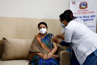 राष्ट्रपति भण्डारीले कोरोना विरुद्धको खोप लगाउनुभयो