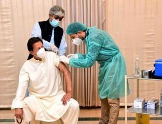 पाकिस्तानी प्रधानमन्त्री खानले लगाए कोभिडबिरूद्धको पहिलो खोप 