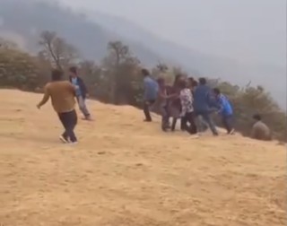 मृतकको शव परीक्षण हुँदै, प्रहरी टोली घटनास्थलमा