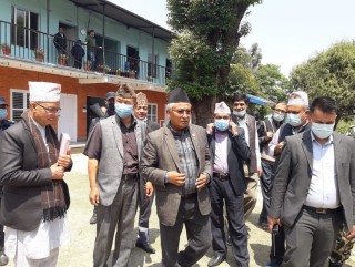 साझामा टेको लाएको भवनमा बसेर मन्त्रीको खुईयॉ 