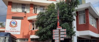 अत्यावश्यक बाहेकका सेवा बन्द गर्ने उपत्यकाका जिल्ला प्रशासन कार्यालयको निर्णय