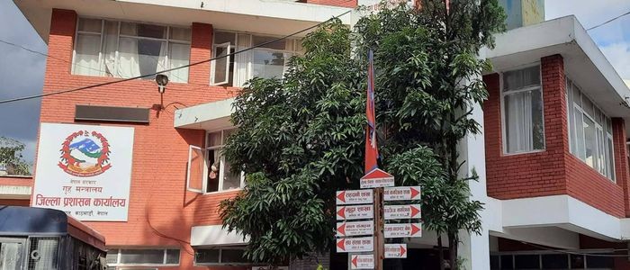 अत्यावश्यक बाहेकका सेवा बन्द गर्ने उपत्यकाका जिल्ला प्रशासन कार्यालयको निर्णय