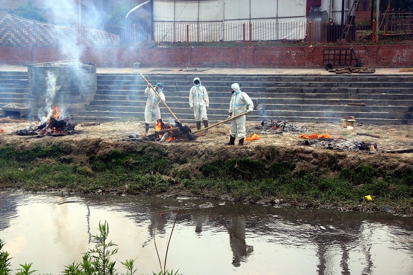 पशुपतिमा सङ्क्रमण भई निधन भएकाको शव बढ्दै