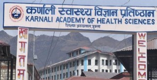 कर्णाली स्वास्थ्य विज्ञान प्रतिष्ठानले सङ्क्रमितको उपचार नगरी फर्काइदियो : बिरामी जङ्गल छेउका टहरामा