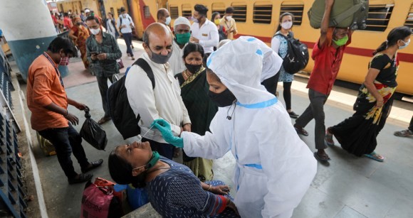 भारतमा कोभिड संक्रमित घट्न थाले, २४ घण्टामा तीन लाख ३० हजार नयाँ संक्रमित