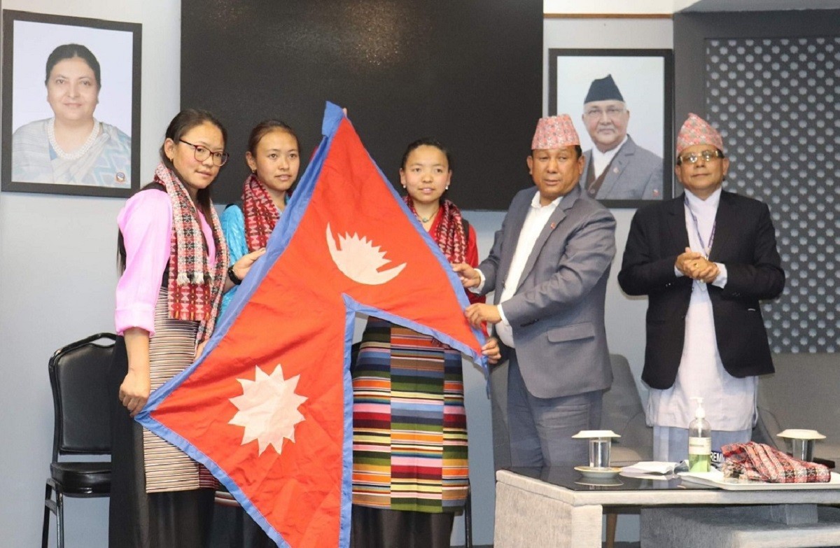 एकै घरका दिदीबहिनी सगरमाथा चुचुरामा
