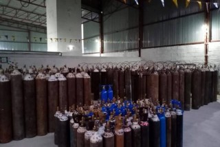 तातोपानी नाका आइपुग्यो १८ हजार अक्सिजन सिलिण्डर, आजै काठमाडौं ल्याइँदै 
