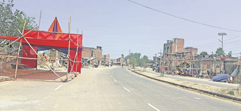 निषेधाज्ञाका बीच सडकमै भोजभतेर 