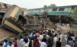 पाकिस्तानमा दुईवटा रेल जुधे, कम्तीमा ३० जनाको मृत्यु