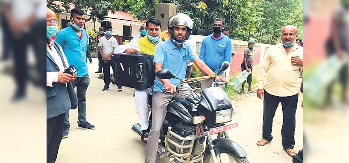 मोटरसाइकलमा मधेस भवनबाट बाहिरिए सोनल
