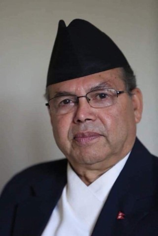 अक्सिजन दिएर पूर्वप्रधानमन्त्री खनालको उपचार हुँदै 