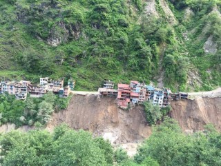 लिपिङ पुल अवरुद्ध हुँदा टिचिङ र वीरका अक्सिजन प्लान्ट तातोपानीमै रोकियो