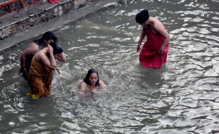गङ्गादशहरा स्नान गर्न भक्तजन नदी किनारमा