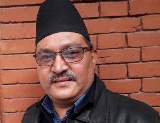 काँचको जाज्वल्यमान चमकमा ओझेल परेको स्वर्णपात्र