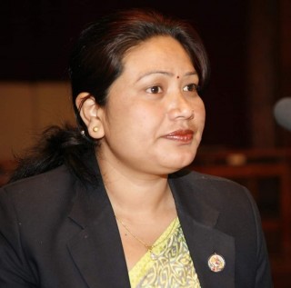 शान्ता चौधरी भन्छिन्, 'माधव नेपाल निस्क्नै नसक्ने गरि कांग्रेसको जालमा परे' 
