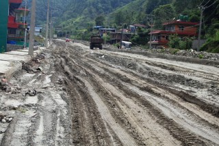 लोकमार्गको काममा ढिलाइ : स्थानीयवासीले दिए चेतावनी