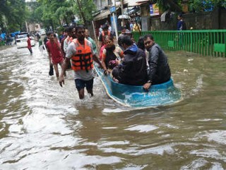 बाढीले घर भत्काउँदा मुम्बईमा २५ को मृत्यु