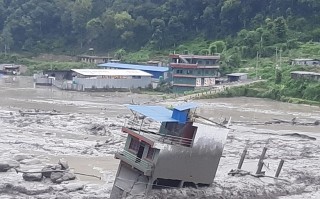 बाढी पीडित भन्छन् “बाढीले ढुङ्गा बगाउदा भूकम्प जसरी थर्काउछ निन्द्रा लाग्दैन ।”