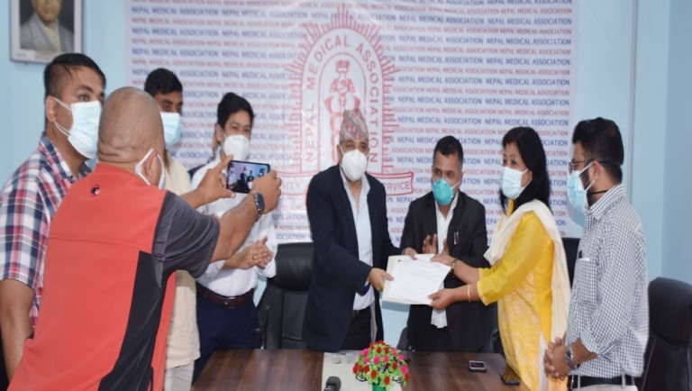 बढ्यो कोरोना :  रेडक्रसद्वारा स्वास्थ्य सुरक्षा सामग्री वितरण