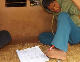 खुट्टाले लेखेर ११ कक्षाको परीक्षा दिँदै ‘याम’