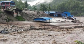 मेलम्चीको बाढीले थप तीन घर बगायो