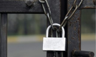 घर डुबानमा परेपछि नगरपालिकामा तालाबन्दी