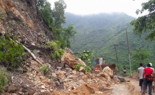 लगातारको वर्षाका कारण खोटाङका ग्रामीण सडक अवरुद्ध, विमानस्थल  बन्द