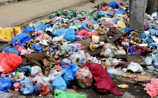 अझै उठ्न सकेन काठमाडौँका मुख्य मुख्य चोकका फोहर