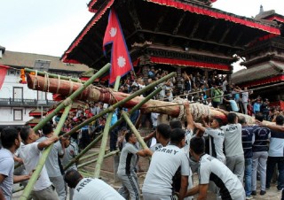 इन्द्रजात्राको लिङ्गो आज बिहान ठड्याइँदै