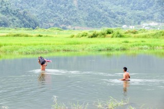 खोला तर्दै
