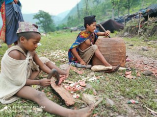 काठे सामग्री तयार गर्दै राउटे बालक
