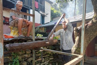 कोलमा निबुवा पेल्दै