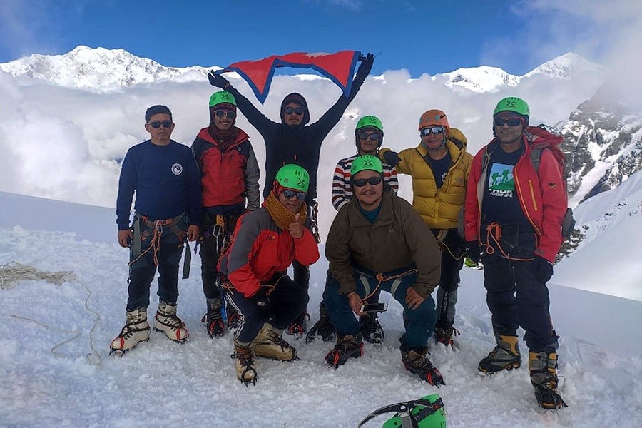 आठयुवाद्वारा मर्दी हिमालको आरोहण
