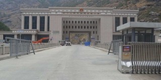 रसुवा नाकाबाट माइक्रोबस आयात