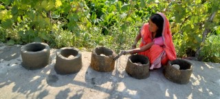 माटाको चुल्हो बनाउँदै महिला